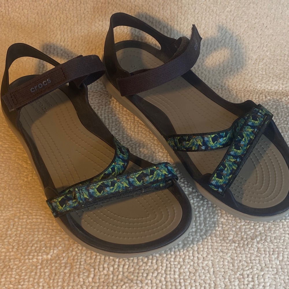 Crocs Swiftwater Sandals Womens 9 Navy Blue Tropical Print Adjustable Straps